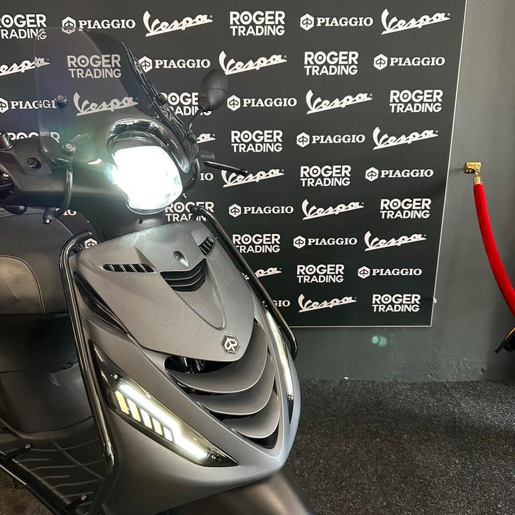 Piaggio Zip 50 4T 2V Mat Grijs 2018 / Alpha led /1e eigenaar, Fietsen en Brommers, Scooters | Piaggio, Zo goed als nieuw, Zip
