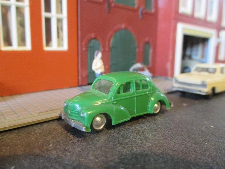 1947 - 1961 Renault 4CV EKO groen, Hobby en Vrije tijd, Modelauto's | 1:87, Zo goed als nieuw, Ophalen of Verzenden