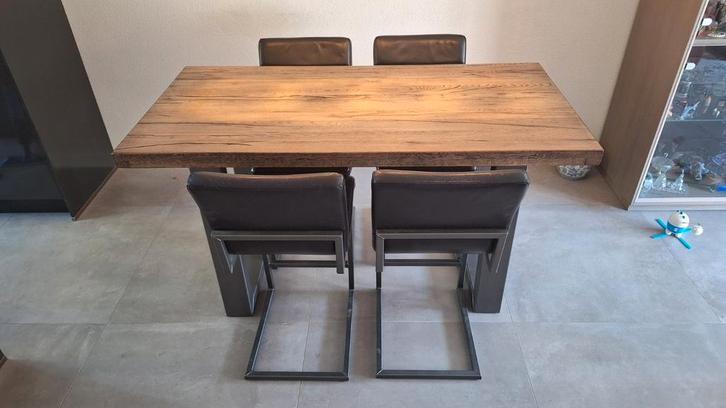 Hoge  robuste eettafel / bartafel.Met 4 hoge stoelen., Huis en Inrichting, Tafels | Statafels, Gebruikt, Ophalen