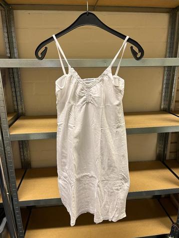 Witte jurkjes beschikbaar voor biedingen