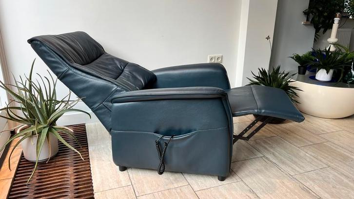 Accu Elektrische sta-op stoel – donkerblauw leer, Huis en Inrichting, Fauteuils, Zo goed als nieuw, Leer, Ophalen