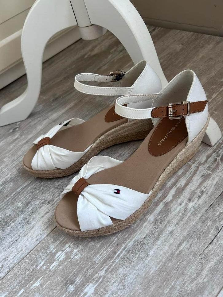 Witte pumps van Tommy Hilfiger. Maat 37. Nieuw!, Kleding | Dames, Schoenen, Zo goed als nieuw, Wit, Verzenden