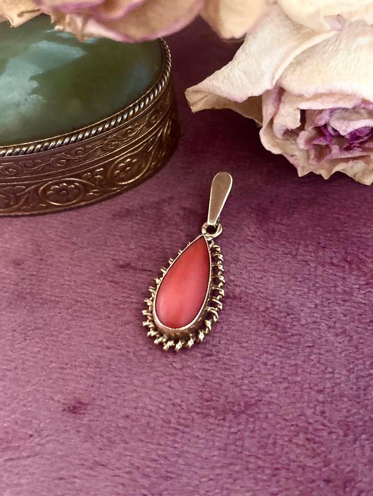 Vintage 14k gouden hanger met bloedkoraal, Sieraden, Tassen en Uiterlijk, Antieke sieraden, Hanger, Goud, Ophalen of Verzenden