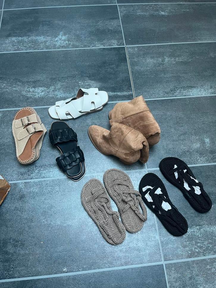 Groot Schoenenpakket: 80 stuks Slippers, Laarzen & Meer!, Kleding | Dames, Schoenen, Gedragen, Slippers, Bruin, Ophalen of Verzenden