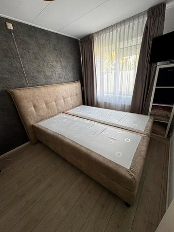 Zeer Mooi Zandkleurig Bed 160x210 - Zo Goed Als Nieuw! beschikbaar voor biedingen