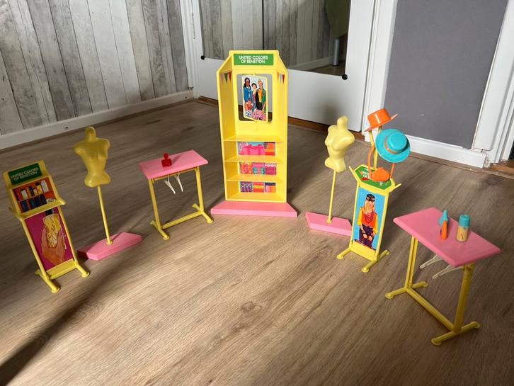 Barbie United Colors of Beneton kledingwinkel, Kinderen en Baby's, Speelgoed | Poppen, Gebruikt, Barbie, Ophalen of Verzenden