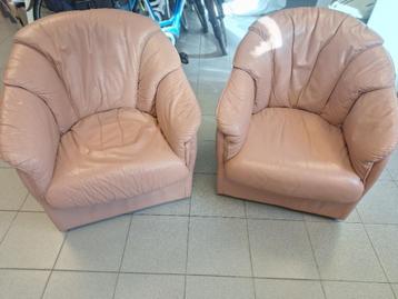 2 roze leren stoelen beschikbaar voor biedingen