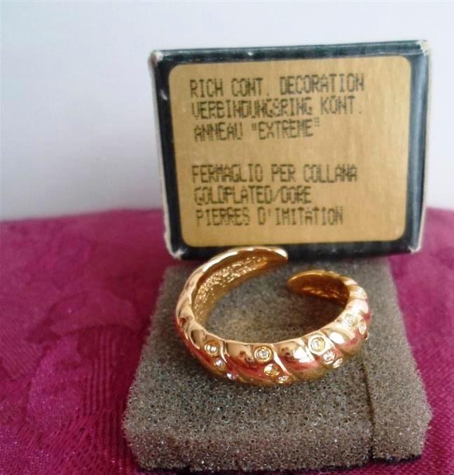 AVON ring. Goldplated met rondom strass steentjes . Jaren'70, Sieraden, Tassen en Uiterlijk, Ringen, Nieuw, Dame of Heer, 19 tot 20