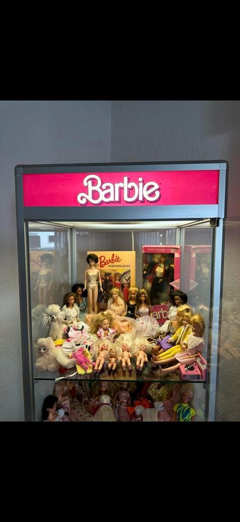 Vintage barbie vitrinekast inc.verzameling barbies, Verzamelen, Poppen, Gebruikt, Ophalen