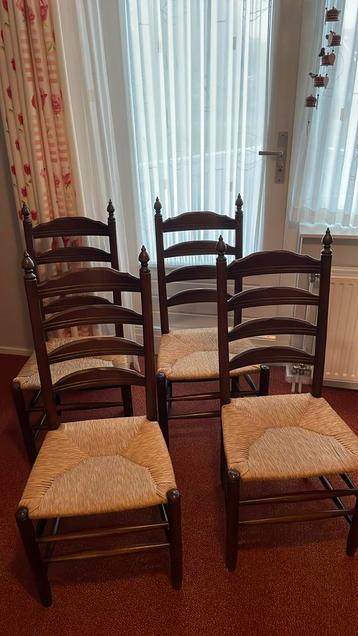 4 goede eetkamerstoelen donker eikem met riet beschikbaar voor biedingen