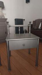 2 nachtkastjes metaal met hout. Zilverkleurig., Ophalen