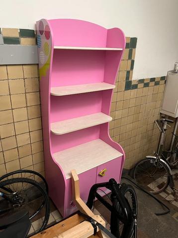 Mooie Roze Kinderkast beschikbaar voor biedingen