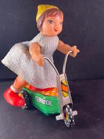 Blikken meisje op scooter, Ophalen of Verzenden