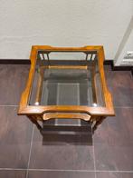 2 Klassieke Notenhouten Bijzettafels met Glas, Gebruikt, Vierkant, 55 tot 75 cm, Hout