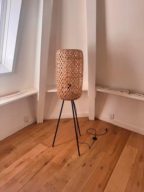 Rotan vloerlamp met zwart metalen poten, Huis en Inrichting, Lampen | Vloerlampen, Ophalen of Verzenden