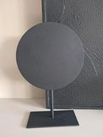 Zwart ornament op voet,  rond, metaal, Ophalen of Verzenden, Zo goed als nieuw