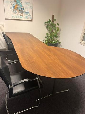 Groot (kantoor)bureau beschikbaar voor biedingen