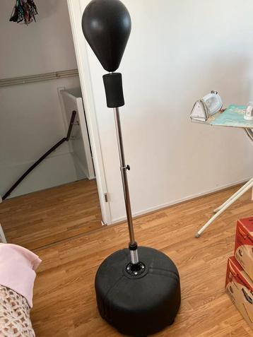 Boksbal met handschoenen beschikbaar voor biedingen
