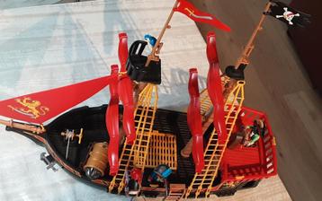4424  piratenschip met rode plastik zeilen. beschikbaar voor biedingen