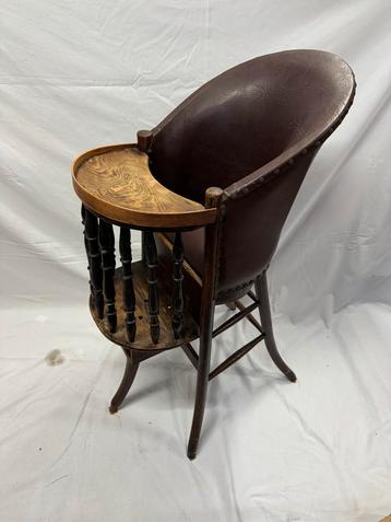 Vintage houten kinderstoel met leer beschikbaar voor biedingen