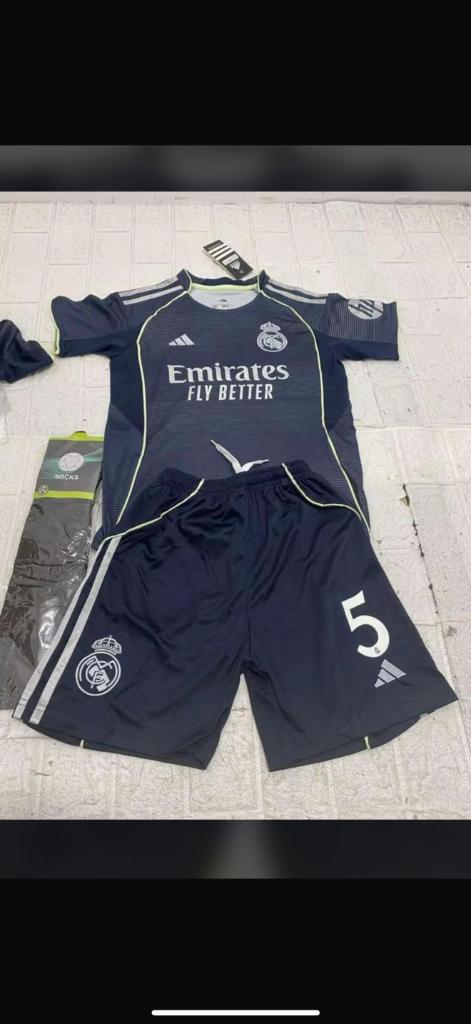 Nieuwe Real Madrid tenue, Sport en Fitness, Voetbal, Nieuw, Shirt, Maat XS of kleiner, Verzenden