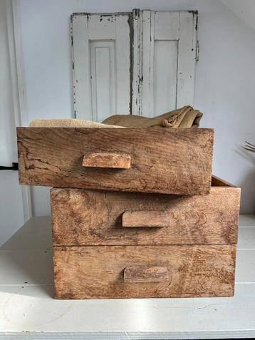 Brocante oude lades  stapelbaar beschikbaar voor biedingen