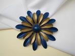 Broche Margriet bloem / dubbellaags emaille 7.9 cm., Verzenden, Zo goed als nieuw, Goud, Overige materialen