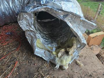 Geisoleerde akoestische flexibele buizen grote diameters. beschikbaar voor biedingen