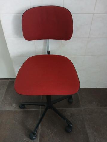 Goede bureaustoel met donkerrode bekleding. beschikbaar voor biedingen