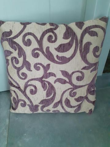 2 x Lila / Beige motief sierkussens. beschikbaar voor biedingen