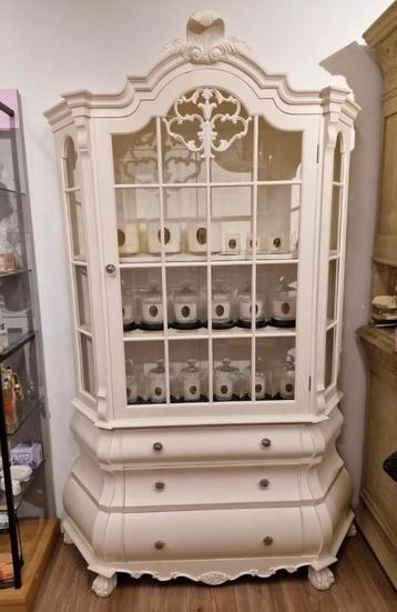Brocante vitrinekast beschikbaar voor biedingen