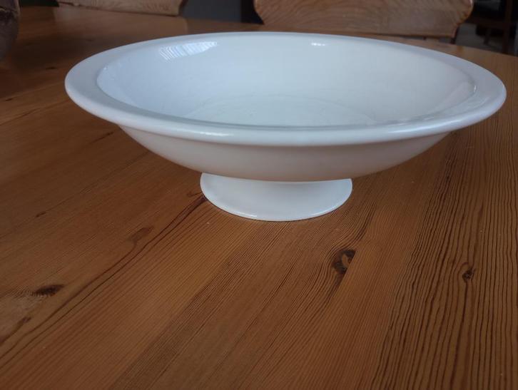 wit aardewerk fruitschaal op voet, Huis en Inrichting, Woonaccessoires | Schalen en Manden, Gebruikt, Schaal, Rond, Steen of Aardewerk
