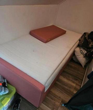 Oud rosé boxspring 190 x 200 beschikbaar voor biedingen
