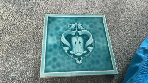 PRACHTIGE ANTIEKE H .RICHARDS ART NOUVEAU MAJOLICA WANDTEGEL, Antiek en Kunst, Antiek | Keramiek en Aardewerk, Ophalen of Verzenden