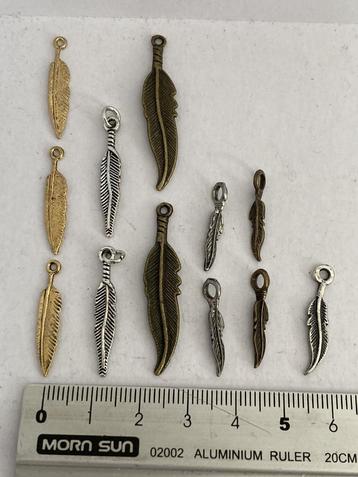 12 hangers veren beschikbaar voor biedingen