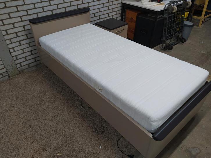 Elektrisch verstelbaar seniorenbed met Auping matras, Antiek en Kunst, Antiek | Meubels | Bedden, Ophalen