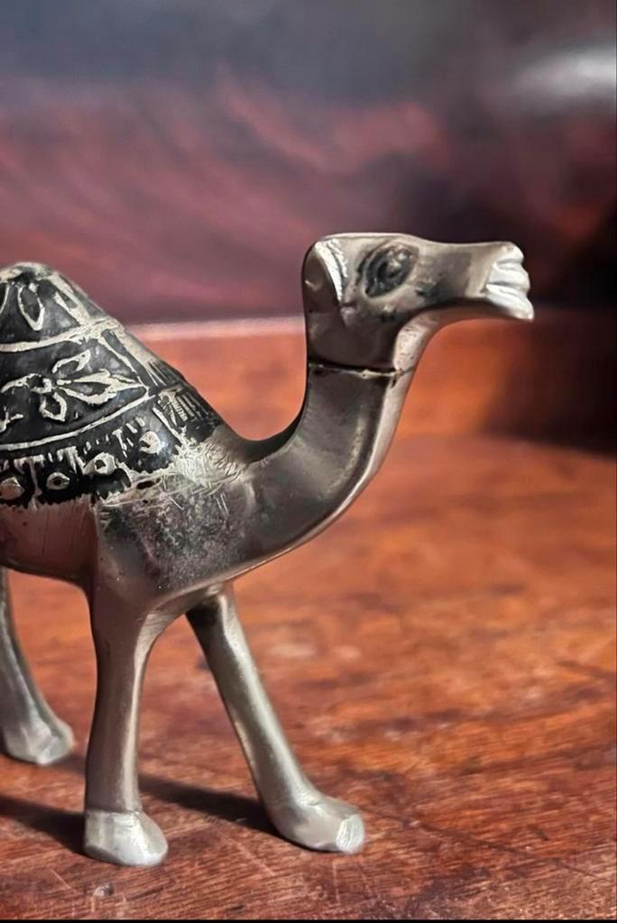 Handgemaakte kameelbeeldje met zilverkleurige afwerking, Verzamelen, Beelden en Beeldjes, Ophalen of Verzenden