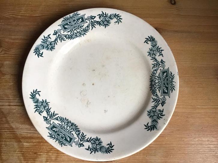 Oud frans bord, terre de fer. Lutece longschamp., Antiek en Kunst, Antiek | Servies los, Ophalen of Verzenden