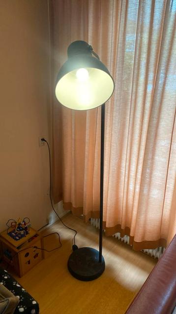 Grote zwarte vloerlamp