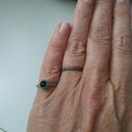 Ring met zwart steentje Maat 17, Ophalen of Verzenden, Dame, Zo goed als nieuw