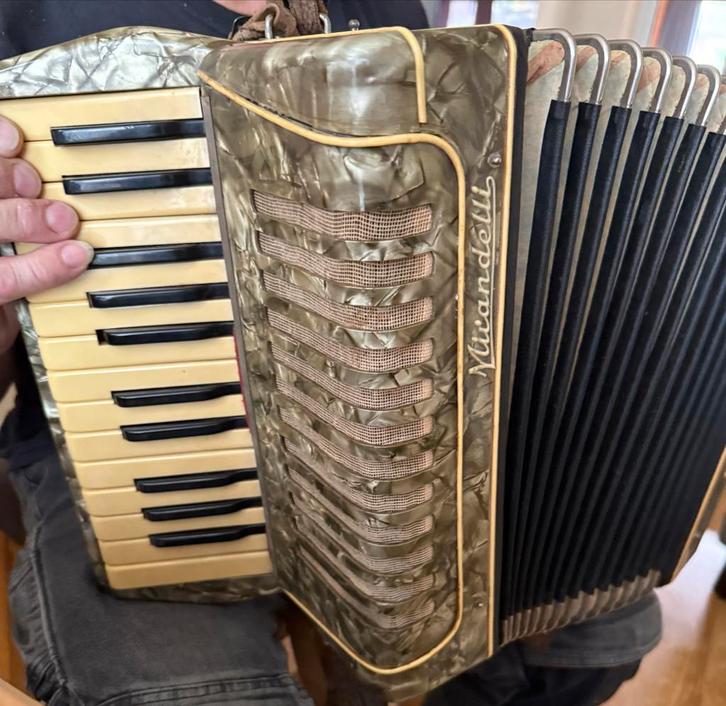 Mooie Mirandelli Accordeon met Originele Koffer, Muziek en Instrumenten, Accordeons, Gebruikt, Toetsaccordeon, Overige formaten