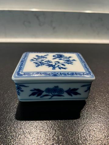 Dekseldoosje Vista Alegre. beschikbaar voor biedingen