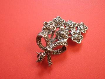 Mooie Fijne Zilveren Broche - Bloementuiltje met strik beschikbaar voor biedingen