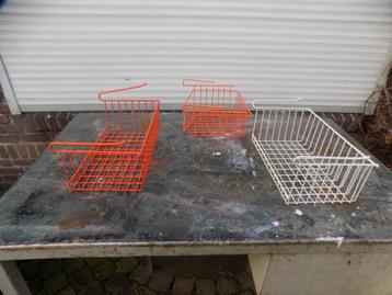 Jaren 70 kastmandjes onder plank barbertjes vintage retro beschikbaar voor biedingen