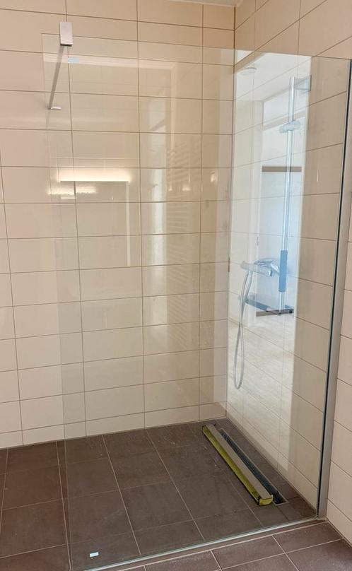 Ongebruikt! Hüppe glazen douchewand 120 cm met stang, Huis en Inrichting, Badkamer | Badkamermeubels, Zo goed als nieuw, Overige typen