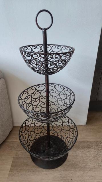 3-laags etagere, 70 cm hoog, grootste diameter 30 cm beschikbaar voor biedingen
