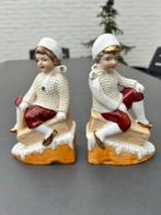 Antieke porseleinen boekensteunen - meisje op slee, Ophalen of Verzenden