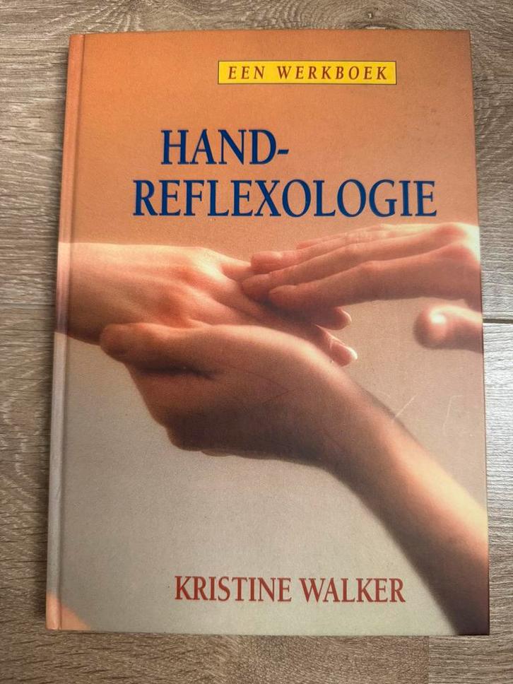Boek | Kate Walker - Een werkboek handreflexologie, Boeken, Esoterie en Spiritualiteit, Zo goed als nieuw, Instructieboek, Ophalen of Verzenden