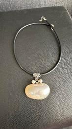 Korte ketting met parelmoer hanger, Sieraden, Tassen en Uiterlijk, Kettingen, Wit, Ophalen of Verzenden, Zo goed als nieuw, Overige materialen