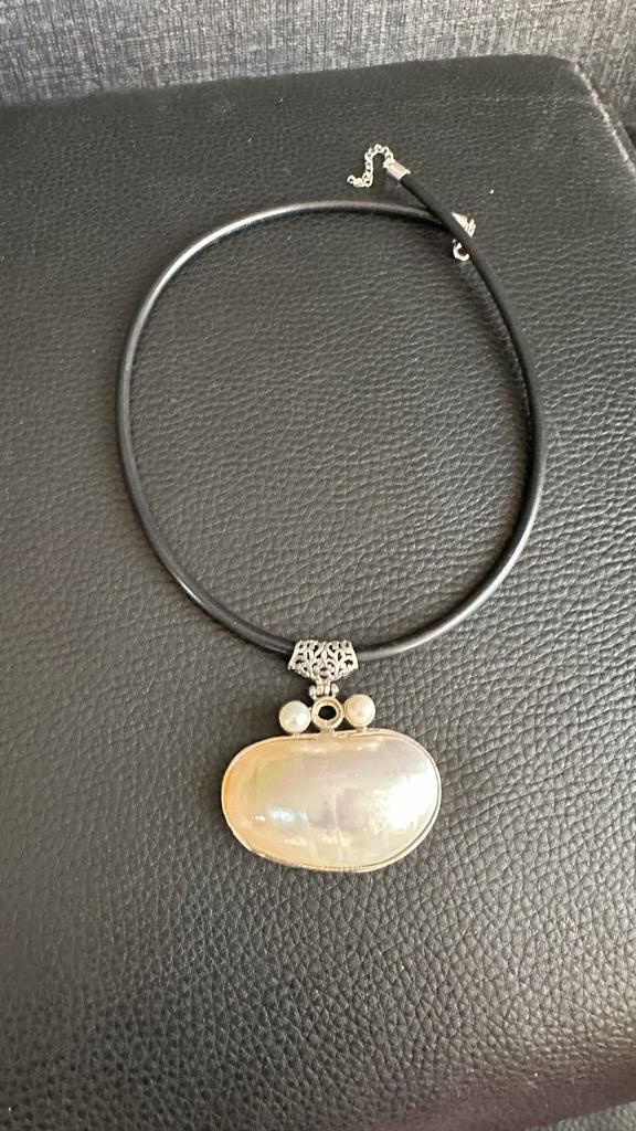 Korte ketting met parelmoer hanger, Sieraden, Tassen en Uiterlijk, Kettingen, Zo goed als nieuw, Overige materialen, Wit, Met hanger